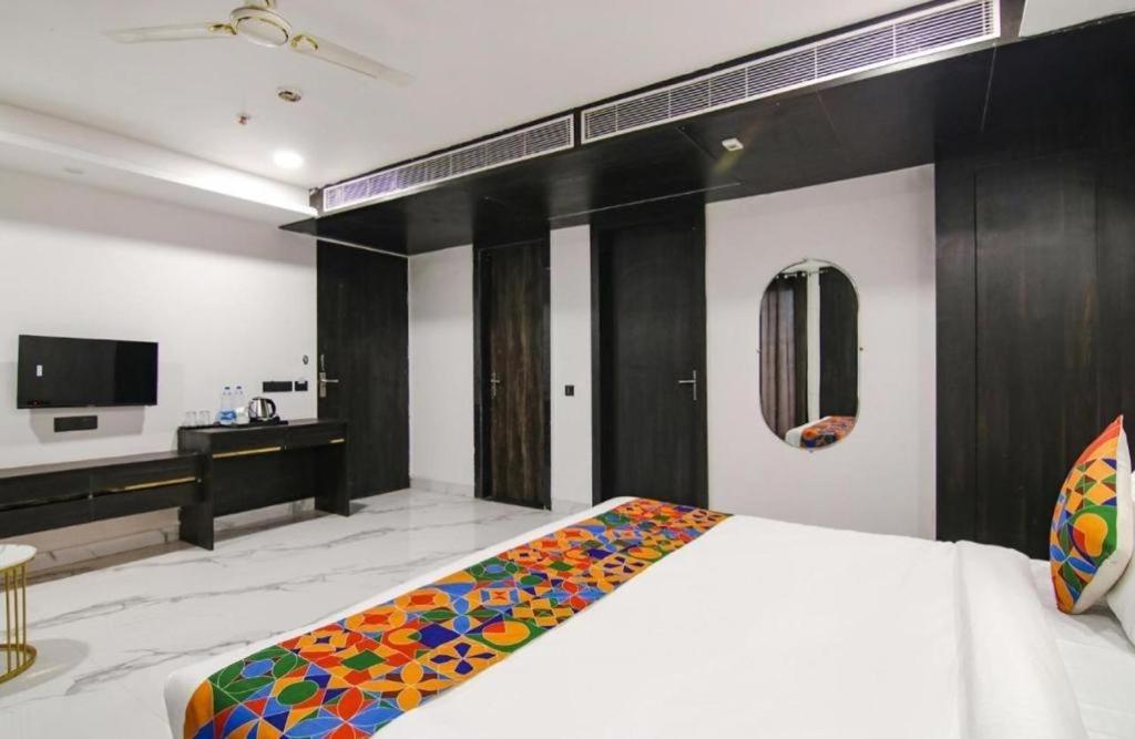 Hotel Grey Sky Yeni Delhi Dış mekan fotoğraf